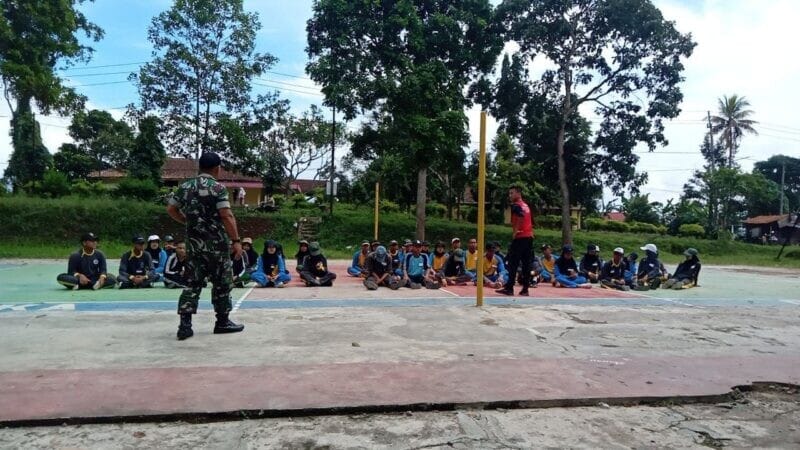 Babinsa Koramil 2205/Kalapanunggal Latih Calon Anggota Paskibra Tingkat Kecamatan 6