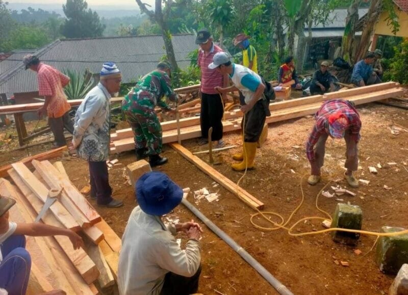 BABINSA KORAMIL 2209/LENGKONG GOTONG ROYONG BANTU PEMBANGUNAN RUMAH WARGA