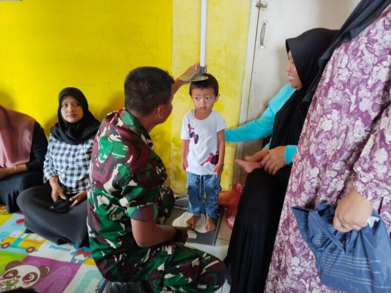 Babinsa Koramil 2202/Palabuhanratu Bantu Pelaksanaan Posyandu di Desa Kertajaya 4