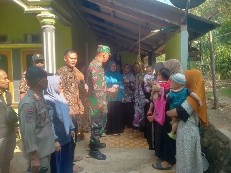 Babinsa Koramil 2215/Ciemas Monitoring Kegiatan Posyandu di Desa Mandrajaya 2