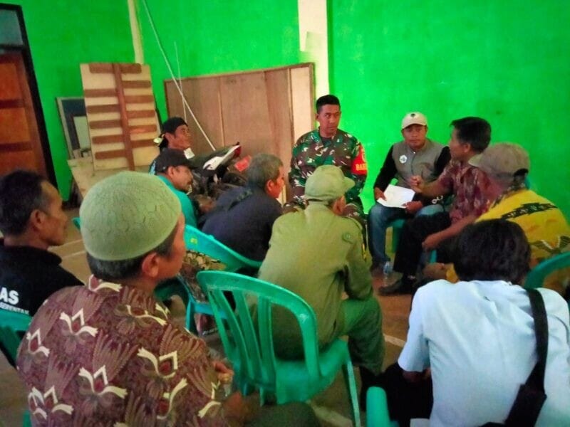 Babinsa Girimukti Perkuat Silaturahmi Melalui Komsos Bersama Masyarakat 1
