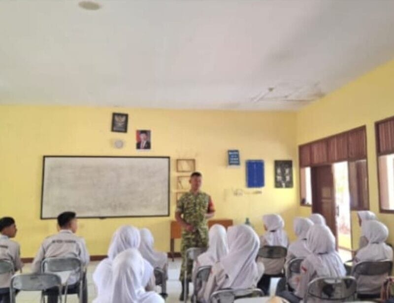 Babinsa Koramil 2211/Sagaranten Tanamkan Wawasan Kebangsaan kepada Pelajar SMKN 1 Sagaranten 1