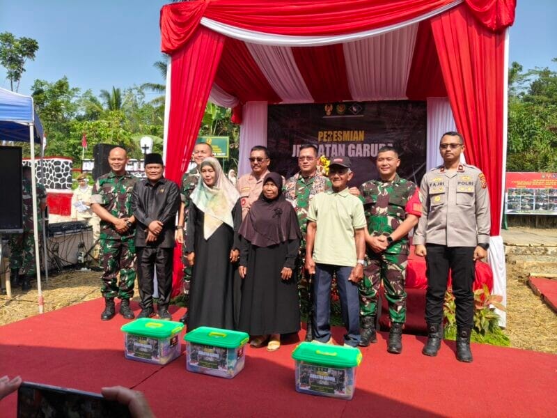 Dandim 0622/Kabupaten Sukabumi Dampingi Pangdam III/Siliwangi Resmikan Jembatan Garuda Suci di Cikembar 1 Dandim 0622/Kabupaten Sukabumi Dampingi Pangdam III/Siliwangi Resmikan Jembatan Garuda Suci di Cikembar