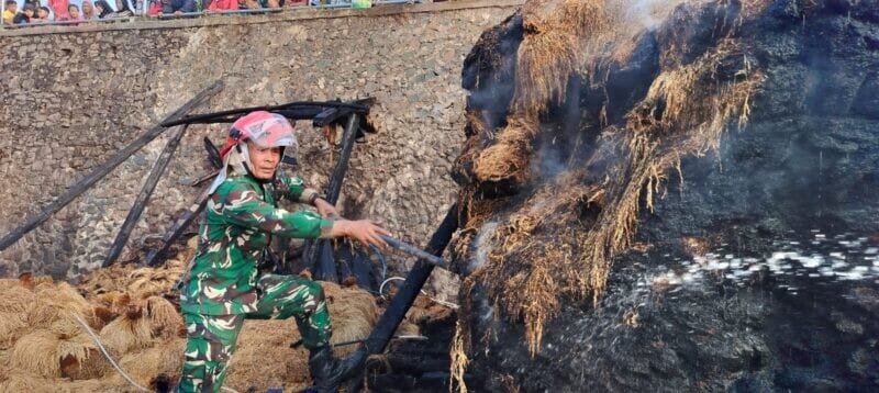 Berjuang Hingga Api Padam, Serka Lubis Babinsa Koramil 2201/Cisolok Bantu Evakuasi dan Penanganan Warga Terdampak 2