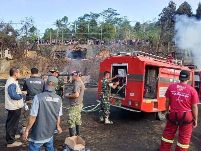 Berjuang Hingga Api Padam, Serka Lubis Babinsa Koramil 2201/Cisolok Bantu Evakuasi dan Penanganan Warga Terdampak 1
