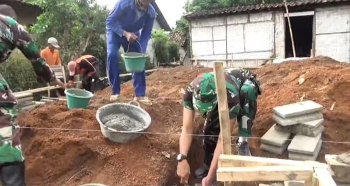 Babinsa Koramil 2213/Jampangkulon Bersama Warga Laksanakan Bakti di Desa Padajaya 3