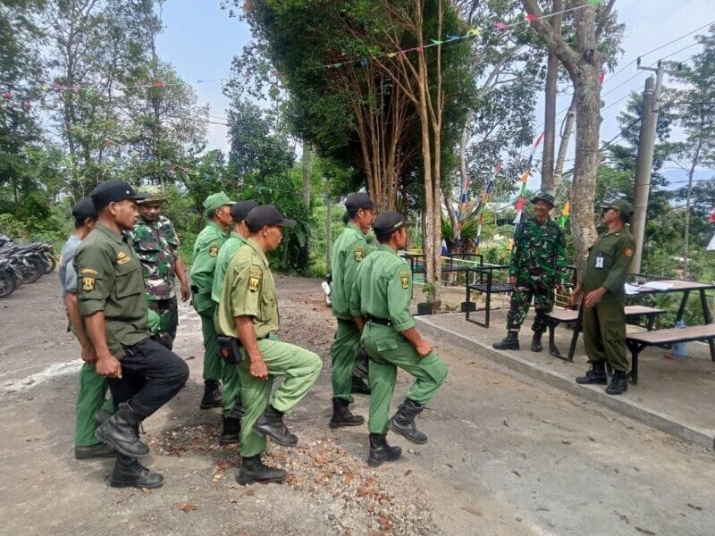 Babinsa Koramil 2205/Kalapanunggal Latih Kedisiplinan Linmas Melalui Pembinaan Pbb 1 Babinsa Koramil 2205/Kalapanunggal Latih Kedisiplinan Linmas Melalui Pembinaan Pbb