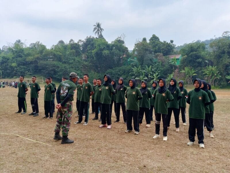 Babinsa Koramil 2204/Cikidang Latih Paskibraka Kecamatan Cikidang Untuk Tingkatkan Disiplin Dan Semangat Kebangsaan 1 Babinsa Koramil 2204/Cikidang Latih Paskibraka Kecamatan Cikidang Untuk Tingkatkan Disiplin Dan Semangat Kebangsaan
