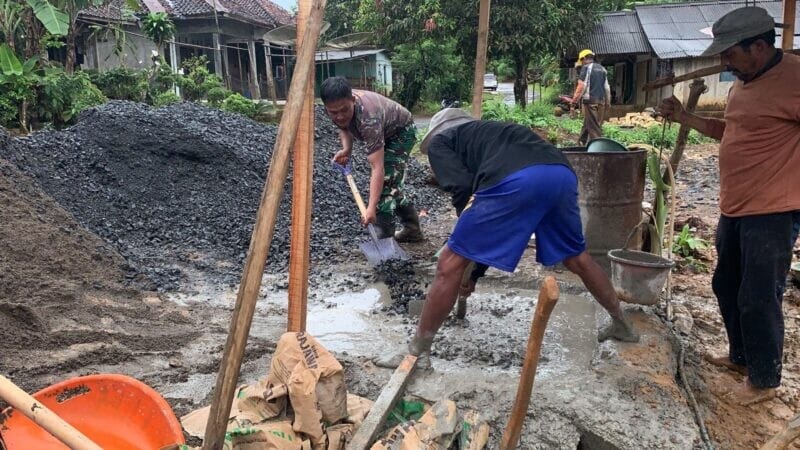 Babinsa Koramil 2212/Tegalbuleud Bersama Warga Gotong Royong Bangun Jembatan Gantung Perintis Di Desa Nangela 1 Babinsa Koramil 2212/Tegalbuleud Bersama Warga Gotong Royong Bangun Jembatan Gantung Perintis Di Desa Nangela