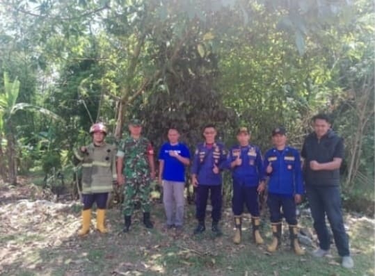 Babinsa Koramil 2211/Sagaranten Bersama Damkar Lakukan Pemadaman Api Akibat Pembakaran Sampah 1 Babinsa Koramil 2211/Sagaranten Bersama Damkar Lakukan Pemadaman Api Akibat Pembakaran Sampah