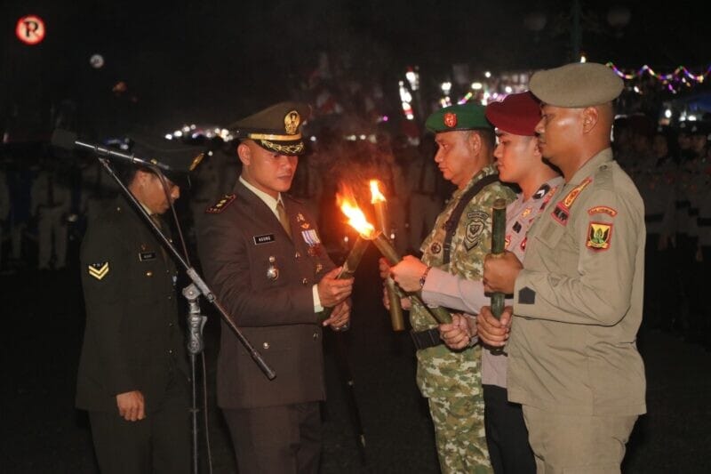 Dandim 0622 Pimpin Upacara Taptu dan Pawai Obor HUT RI Ke-81, Kobarkan Semangat Nasionalisme di Sukabumi 1 Dandim 0622 Pimpin Upacara Taptu dan Pawai Obor HUT RI Ke-81, Kobarkan Semangat Nasionalisme di Sukabumi